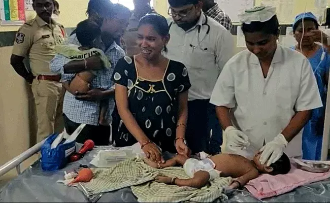 Jangaon: చైన్ స్నాచింగ్లో చిన్నారి మృతి.. ఇంతలోనే కేసులో ట్విస్ట్.. Jangaon: చైన్ స్నాచింగ్లో చిన్నారి మృతి.. ఇంతలోనే కేసులో ట్విస్ట్..