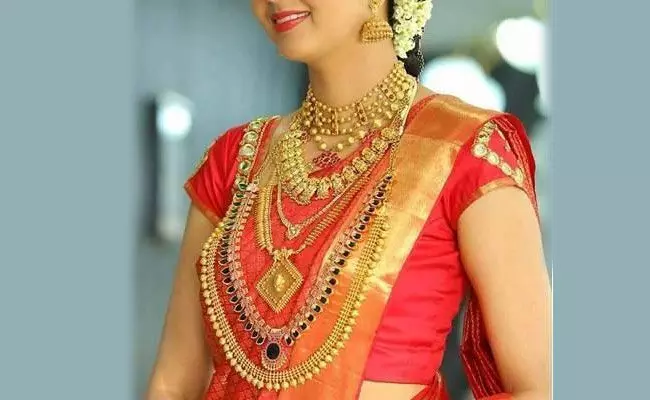 Gold and Silver Rates Today : భారీగా తగ్గిన బంగారం.. స్వల్పంగా తగ్గిన వెండి ధరలు.. Gold and Silver Rates Today : భారీగా తగ్గిన బంగారం.. స్వల్పంగా తగ్గిన వెండి ధరలు..