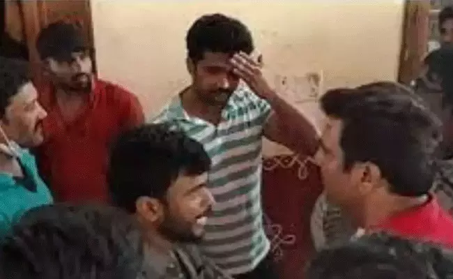 Chandan Kumar: షూటింగ్ సెట్లో వివాదం.. హీరోపై చేయి చేసుకున్న అసిస్టెంట్ డైరెక్టర్.. Chandan Kumar: షూటింగ్ సెట్లో వివాదం.. హీరోపై చేయి చేసుకున్న అసిస్టెంట్ డైరెక్టర్..