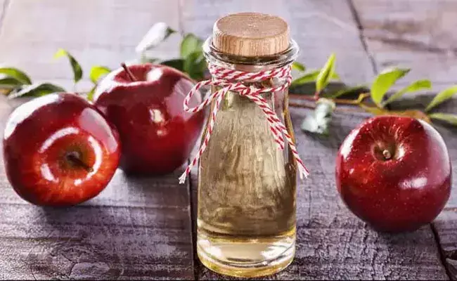 Apple Cider Vinegar: యాపిల్ సైడర్ వెనిగర్తో ఎన్నో లాభాలు.. డైట్లో ఎలా చేర్చుకోవాలంటే.. Apple Cider Vinegar: యాపిల్ సైడర్ వెనిగర్తో ఎన్నో లాభాలు.. డైట్లో ఎలా చేర్చుకోవాలంటే..