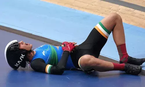 Commonwealth Games 2022: కామన్వెల్త్ గేమ్స్లో భారత సైక్లిస్ట్ మీనాక్షికి ప్రమాదం.. Commonwealth Games 2022: కామన్వెల్త్ గేమ్స్లో భారత సైక్లిస్ట్ మీనాక్షికి ప్రమాదం..