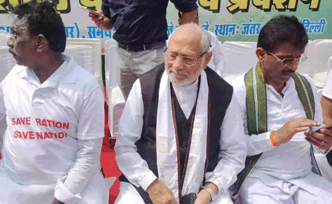 Prahlad Modi: నిరసన బాట పట్టిన నరేంద్ర మోడీ సోదరుడు ప్రహ్లాద్ మోడీ.. Prahlad Modi: నిరసన బాట పట్టిన నరేంద్ర మోడీ సోదరుడు ప్రహ్లాద్ మోడీ..