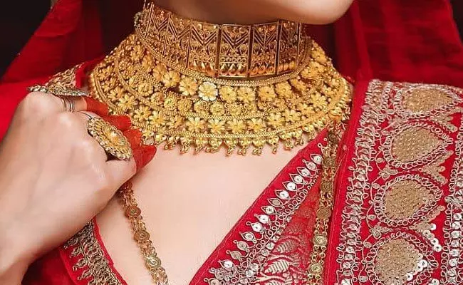 Gold and Silver Rates Today : భారిగా పెరిగిన బంగారం.. నిలకడగా ఉన్న వెండి ధరలు.. Gold and Silver Rates Today : భారిగా పెరిగిన బంగారం.. నిలకడగా ఉన్న వెండి ధరలు..