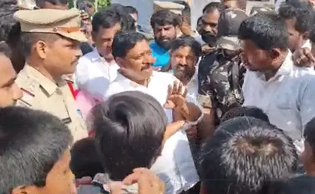 Yadadri : ఆ ఎమ్మెల్యేని నిలదీసిన స్థానిక ప్రజలు..