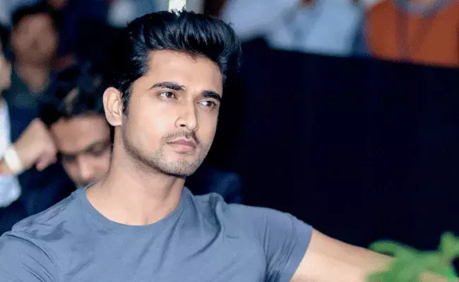Chandan Kumar: తెలుగు సీరియళ్ల నుండి ఆ నటుడు ఔట్.. జీవితకాల నిషేధం విధిస్తూ నిర్ణయం.. Chandan Kumar: తెలుగు సీరియళ్ల నుండి ఆ నటుడు ఔట్.. జీవితకాల నిషేధం విధిస్తూ నిర్ణయం..