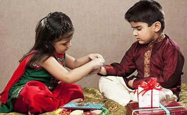 Raksha Bandhan 2022: అన్నకి రాఖీ ఎప్పుడు కట్టాలి.. ఇంతకీ రక్షాబంధన్ ఏ రోజు.. Raksha Bandhan 2022: అన్నకి రాఖీ ఎప్పుడు కట్టాలి.. ఇంతకీ రక్షాబంధన్ ఏ రోజు..