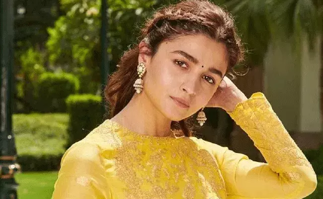 Alia Bhatt: డెలివరీ తర్వాత ఆలియా కెరీర్కు బ్రేక్..? క్లారిటీ ఇచ్చిన నటి.. Alia Bhatt: డెలివరీ తర్వాత ఆలియా కెరీర్కు బ్రేక్..? క్లారిటీ ఇచ్చిన నటి..