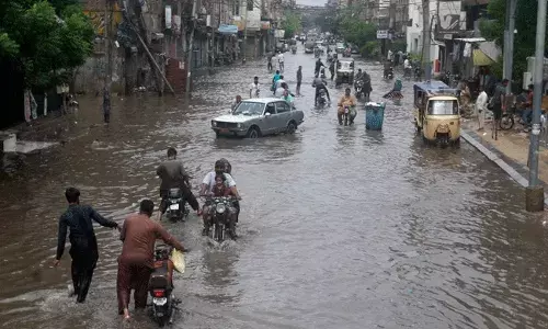 Pakistan: పాకిస్థాన్‌లో భీకర వరదలు.. దాదాపు 500 మందికి పైగా మృతి..