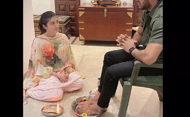 Pranitha Subhash : భర్తకు పాదపూజ చేసిన ప్రణీత సుభాష్.. Pranitha Subhash : భర్తకు పాదపూజ చేసిన ప్రణీత సుభాష్..