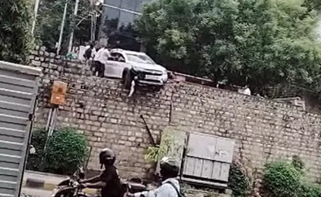 Hyderabad : గోడెక్కిన కారు.. తృటిలో తప్పిన ప్రమాదం.. Hyderabad : గోడెక్కిన కారు.. తృటిలో తప్పిన ప్రమాదం..