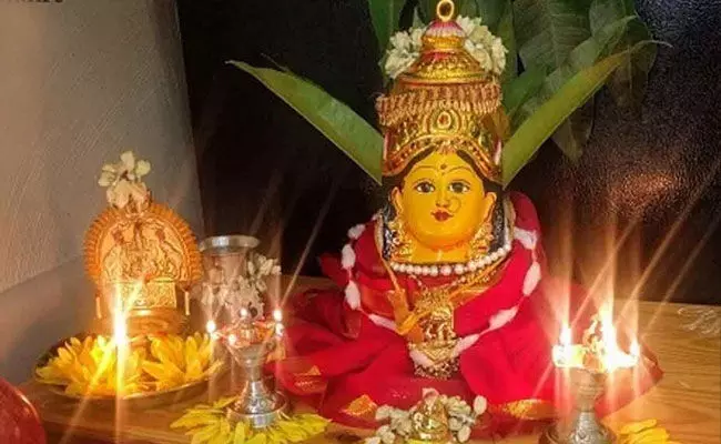 Varalakshmivratam: శ్రావణమాస సౌభాగ్యం.. వరలక్ష్మీ వ్రతం Varalakshmivratam: శ్రావణమాస సౌభాగ్యం.. వరలక్ష్మీ వ్రతం