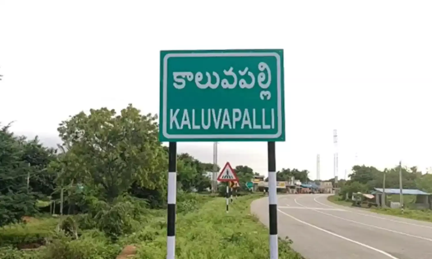 Anantapur : జనాలపైకి దూసుకెళ్లిన లారీ.. ఇద్దరు మహిళలు మృతి Anantapur : జనాలపైకి దూసుకెళ్లిన లారీ.. ఇద్దరు మహిళలు మృతి