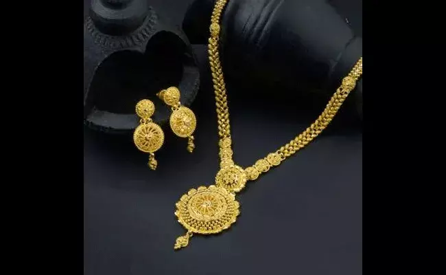 Gold and Silver Rates Today: భారీగా పెరిగిన బంగారం.. స్వల్పంగా వెండి ధరలు.. Gold and Silver Rates Today: భారీగా పెరిగిన బంగారం.. స్వల్పంగా వెండి ధరలు..
