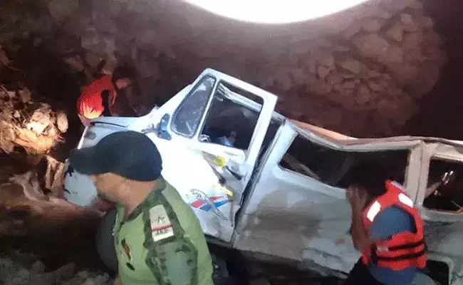 Jammu Kashmir: జమ్మూకశ్మీరులో ఘోర ప్రమాదం.. లోయలో పడ్డ టెంపో.. అయిదుగురు దుర్మరణం.. Jammu Kashmir: జమ్మూకశ్మీరులో ఘోర ప్రమాదం.. లోయలో పడ్డ టెంపో.. అయిదుగురు దుర్మరణం..