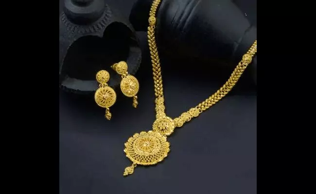 Gold and Silver Rates Today: భారీగా పెరిగిన బంగారం.. స్వల్పంగా వెండి ధరలు.. Gold and Silver Rates Today: భారీగా పెరిగిన బంగారం.. స్వల్పంగా వెండి ధరలు..