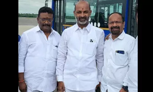 Bandi Sanjay : బీజేపీలో చేరిన దాసోజు శ్రవణ్.. బండి సంజయ్‌తో కలిసి ఢిల్లీ టూర్..