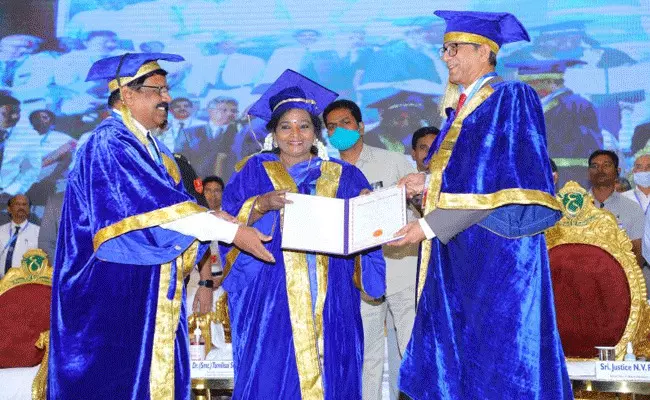 NV Ramana : ఓయూలో డాక్టరేట్ అందుకున్న సీజేఐ ఎన్వీ రమణ NV Ramana : ఓయూలో డాక్టరేట్ అందుకున్న సీజేఐ ఎన్వీ రమణ