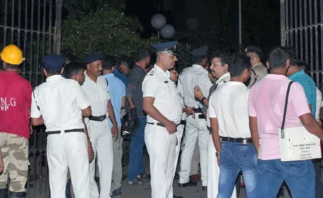 Kolkata: తోటి సిబ్బందిపై కాల్పులు జరిపిన కానిస్టేబుల్.. ఒకరు మృతి..