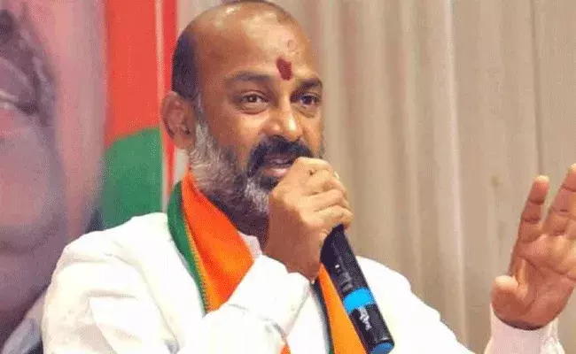 Bandi Sanjay: టెక్స్టైల్ పార్కులు మూసివేసిన దుర్మార్గుడు కేసీఆర్: బండి సంజయ్ Bandi Sanjay: టెక్స్టైల్ పార్కులు మూసివేసిన దుర్మార్గుడు కేసీఆర్: బండి సంజయ్