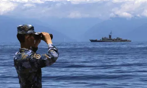 China Taiwan: తైవాన్‌ జలాల్లోకి దూసుకెళ్లిన చైనా యుద్ధనౌకలు..