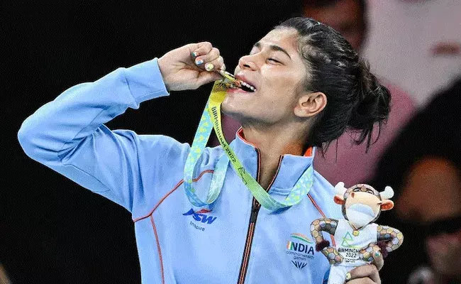 Nikhat Zareen: కామన్వెల్త్లో తెలంగాణ మహిళా బాక్సర్ నిఖత్ జరీన్కు స్వర్ణం.. Nikhat Zareen: కామన్వెల్త్లో తెలంగాణ మహిళా బాక్సర్ నిఖత్ జరీన్కు స్వర్ణం..