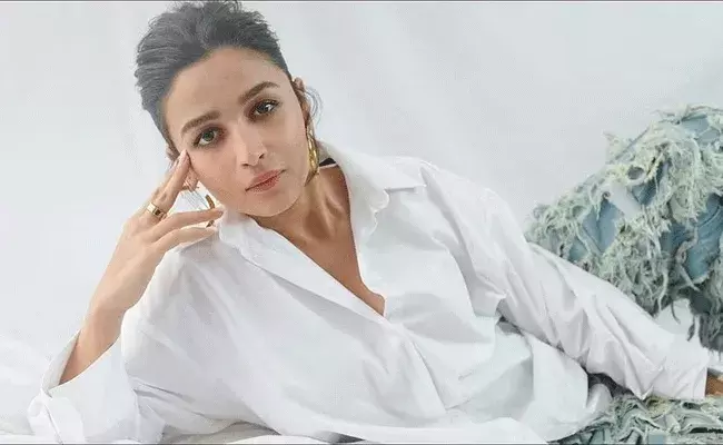Alia Bhatt: ఇన్స్టాగ్రామ్ పోస్టులతోనే ఆ రేంజ్లో సంపాదిస్తున్న ఆలియా భట్.. Alia Bhatt: ఇన్స్టాగ్రామ్ పోస్టులతోనే ఆ రేంజ్లో సంపాదిస్తున్న ఆలియా భట్..