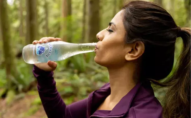 Water: ఎక్కువ నీరు త్రాగడం హానికరమా.. ఎక్స్పర్ట్స్ ఏం చెప్తున్నారు.. Water: ఎక్కువ నీరు త్రాగడం హానికరమా.. ఎక్స్పర్ట్స్ ఏం చెప్తున్నారు..