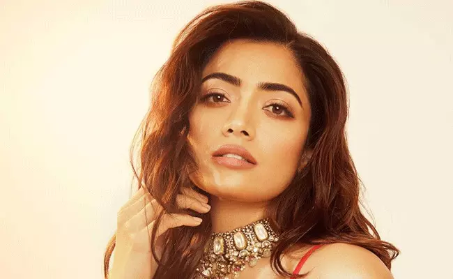 Rashmika Mandanna: అక్కినేని హీరోతో రష్మిక రొమాన్స్.. Rashmika Mandanna: అక్కినేని హీరోతో రష్మిక రొమాన్స్..