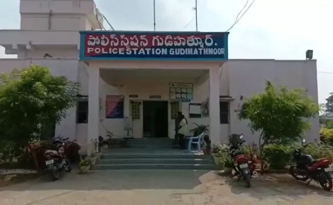 Adilabad: ఆదిలాబాద్ జిల్లాలో దారుణం.. గుప్తనిధుల కోసం మహిళను నరబలి.. Adilabad: ఆదిలాబాద్ జిల్లాలో దారుణం.. గుప్తనిధుల కోసం మహిళను నరబలి..