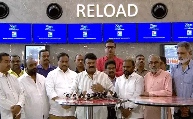 Talasani Srinivas Yadav : ఐమాక్స్లో విద్యార్ధులతో కలిసి సినిమా చూసిన తలసాని శ్రీనివాస్ యాదవ్.. Talasani Srinivas Yadav : ఐమాక్స్లో విద్యార్ధులతో కలిసి సినిమా చూసిన తలసాని శ్రీనివాస్ యాదవ్..