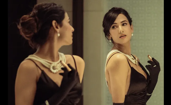 Sonal Chauhan : ద ఘోస్ట్ బ్యూటీపై ఓ లుక్కేయండి.. Sonal Chauhan : ద ఘోస్ట్ బ్యూటీపై ఓ లుక్కేయండి..