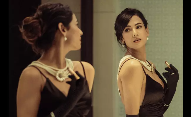Sonal Chauhan : ద ఘోస్ట్ బ్యూటీపై ఓ లుక్కేయండి.. Sonal Chauhan : ద ఘోస్ట్ బ్యూటీపై ఓ లుక్కేయండి..