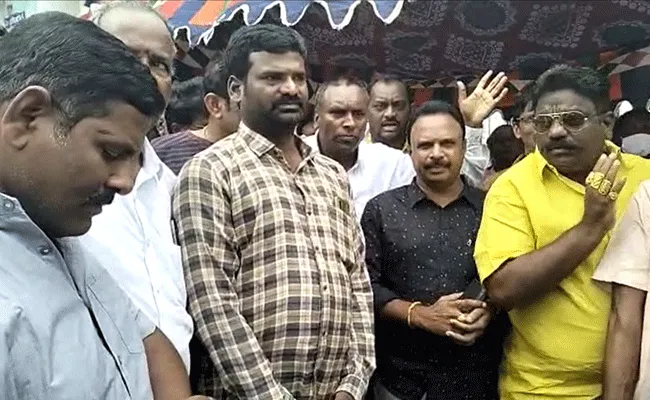 Eluru: ఎస్ఈబీ అదుపులో ఉన్న వ్యక్తి మృతి.. కుటుంబ సభ్యుల ఆందోళన.. Eluru: ఎస్ఈబీ అదుపులో ఉన్న వ్యక్తి మృతి.. కుటుంబ సభ్యుల ఆందోళన..