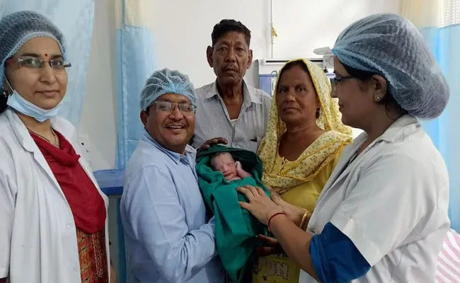 Rajasthan: పెళ్లైన 54 ఏళ్లకు తల్లిదండ్రులైన వృద్ధ దంపతులు.. Rajasthan: పెళ్లైన 54 ఏళ్లకు తల్లిదండ్రులైన వృద్ధ దంపతులు..
