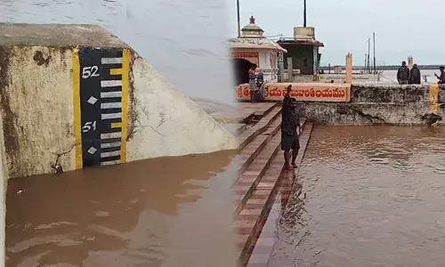 Bhadrachalam : భద్రాచలం వద్ద పెరుగుతున్న గోదావరి నీటిమట్టం.. ప్రజల్ని అప్రమత్తం చేస్తున్న అధికారులు.. Bhadrachalam : భద్రాచలం వద్ద పెరుగుతున్న గోదావరి నీటిమట్టం.. ప్రజల్ని అప్రమత్తం చేస్తున్న అధికారులు..