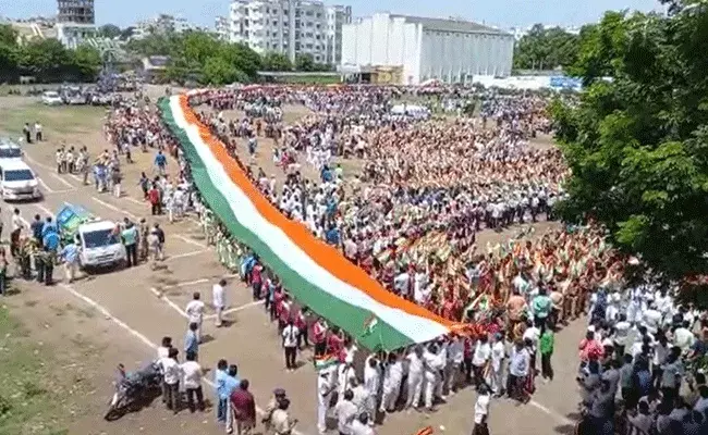 Guntur : పల్నాడులో వెయ్యి మీటర్ల జాతీయ జెండా.. Guntur : పల్నాడులో వెయ్యి మీటర్ల జాతీయ జెండా..