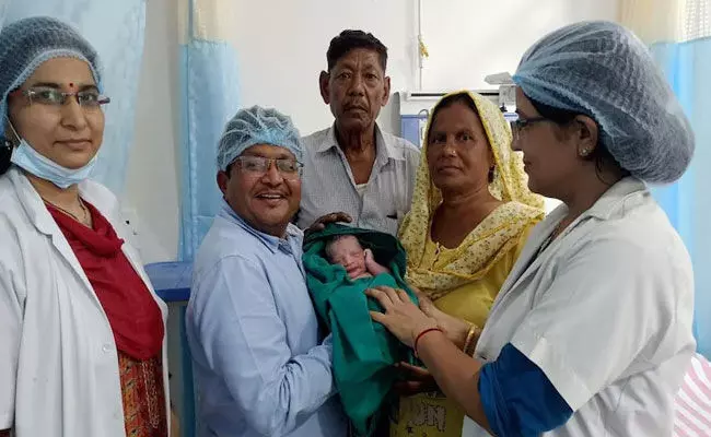 Rajasthan: పెళ్లైన 54 ఏళ్లకు తల్లిదండ్రులైన వృద్ధ దంపతులు.. Rajasthan: పెళ్లైన 54 ఏళ్లకు తల్లిదండ్రులైన వృద్ధ దంపతులు..