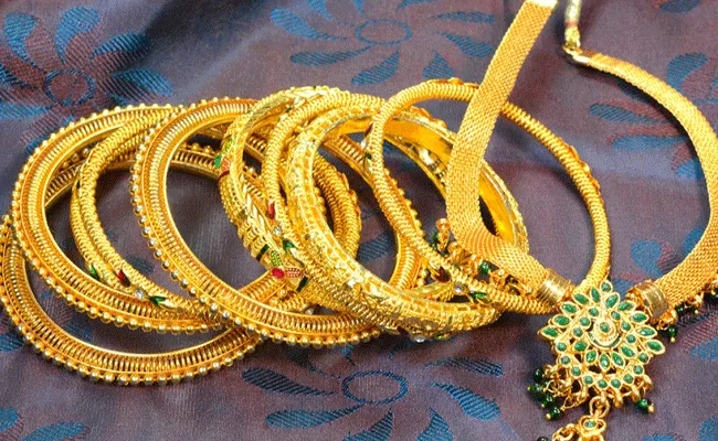 Gold and Silver Rates Today: బంగారం, వెండి ధరల్లో మార్పులు.. స్వల్ప తగ్గుదల.. Gold and Silver Rates Today: బంగారం, వెండి ధరల్లో మార్పులు.. స్వల్ప తగ్గుదల..