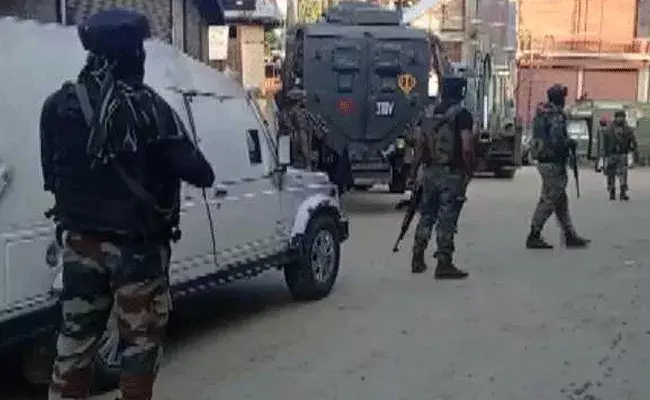 Jammu Kashmir: ఆర్మీ క్యాంప్పై ఉగ్రవాదుల దాడి.. అమరులైన ముగ్గురు జవాన్లు.. Jammu Kashmir: ఆర్మీ క్యాంప్పై ఉగ్రవాదుల దాడి.. అమరులైన ముగ్గురు జవాన్లు..