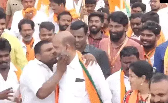 Bandi Sanjay Kiss : బండి సంజయ్కు పబ్లిక్లో కిస్.. Bandi Sanjay Kiss : బండి సంజయ్కు పబ్లిక్లో కిస్..