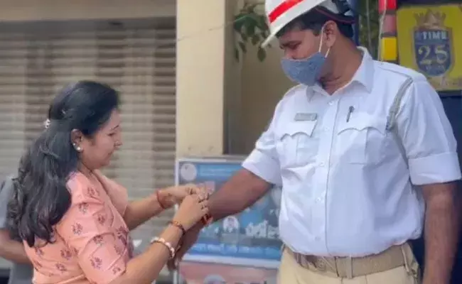 Kishan Reddy Rakhi : కానిస్టేబుళ్లకు రాఖీ కట్టిన కేంద్రమంత్రి కిషన్రెడ్డి సతీమణి.. Kishan Reddy Rakhi : కానిస్టేబుళ్లకు రాఖీ కట్టిన కేంద్రమంత్రి కిషన్రెడ్డి సతీమణి..