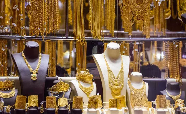 Gold and Silver Rates Today: భారీగా పెరిగిన బంగారం.. స్వల్పంగా వెండి ధరలు.. Gold and Silver Rates Today: భారీగా పెరిగిన బంగారం.. స్వల్పంగా వెండి ధరలు..