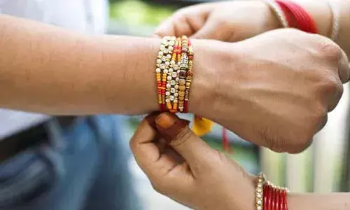 Rakhi Removing : అప్పుడు మాత్రమే రాఖీని తీసివేయాలి.. లేదంటే..? Rakhi Removing : అప్పుడు మాత్రమే రాఖీని తీసివేయాలి.. లేదంటే..?