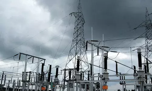 AP Discom : ఆర్థిక సంక్షోభంలో ఏపీ డిస్కంలు.. ప్రజల పై అదనంగా ఎంత భారం పడుతుందంటే..? AP Discom : ఆర్థిక సంక్షోభంలో ఏపీ డిస్కంలు.. ప్రజల పై అదనంగా ఎంత భారం పడుతుందంటే..?