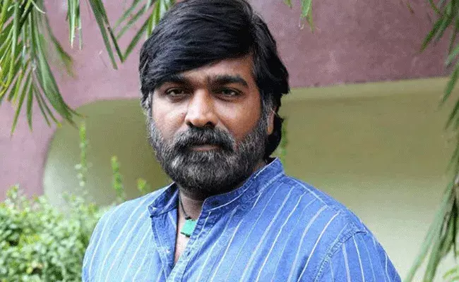 Vijay Sethupathi: బాలీవుడ్ ఆఫర్ వదులుకున్న విజయ్ సేతుపతి.. అయినా ఫ్యాన్స్ హ్యాపీ.. Vijay Sethupathi: బాలీవుడ్ ఆఫర్ వదులుకున్న విజయ్ సేతుపతి.. అయినా ఫ్యాన్స్ హ్యాపీ..
