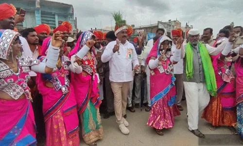 Errabelli Dayakar Rao: బంజారాలతో కలిసి స్టెప్పులేసిన మంత్రి ఎర్రబెల్లి..