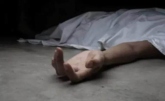 Khammam: పొలం దున్నుతుండగా ట్రాక్టర్‌ బోల్తాపడి రైతు మృతి..