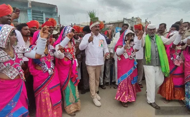 Errabelli Dayakar Rao: బంజారాలతో కలిసి స్టెప్పులేసిన మంత్రి ఎర్రబెల్లి.. Errabelli Dayakar Rao: బంజారాలతో కలిసి స్టెప్పులేసిన మంత్రి ఎర్రబెల్లి..