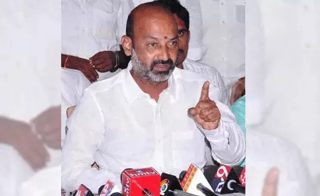 Bandi Sanjay: డ్రగ్స్, ఇసుక మాఫియాలు అన్నిటికీ కేరాఫ్ టీఆర్ఎస్ పార్టీనే- బండి సంజయ్ Bandi Sanjay: డ్రగ్స్, ఇసుక మాఫియాలు అన్నిటికీ కేరాఫ్ టీఆర్ఎస్ పార్టీనే- బండి సంజయ్