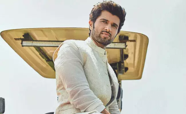 Vijay Devarakonda: విజయ్ దేవరకొండ గర్ల్ ఫ్రెండ్ నటి కాదు..! ఆ మాటలకు అర్థం అదే.. Vijay Devarakonda: విజయ్ దేవరకొండ గర్ల్ ఫ్రెండ్ నటి కాదు..! ఆ మాటలకు అర్థం అదే..